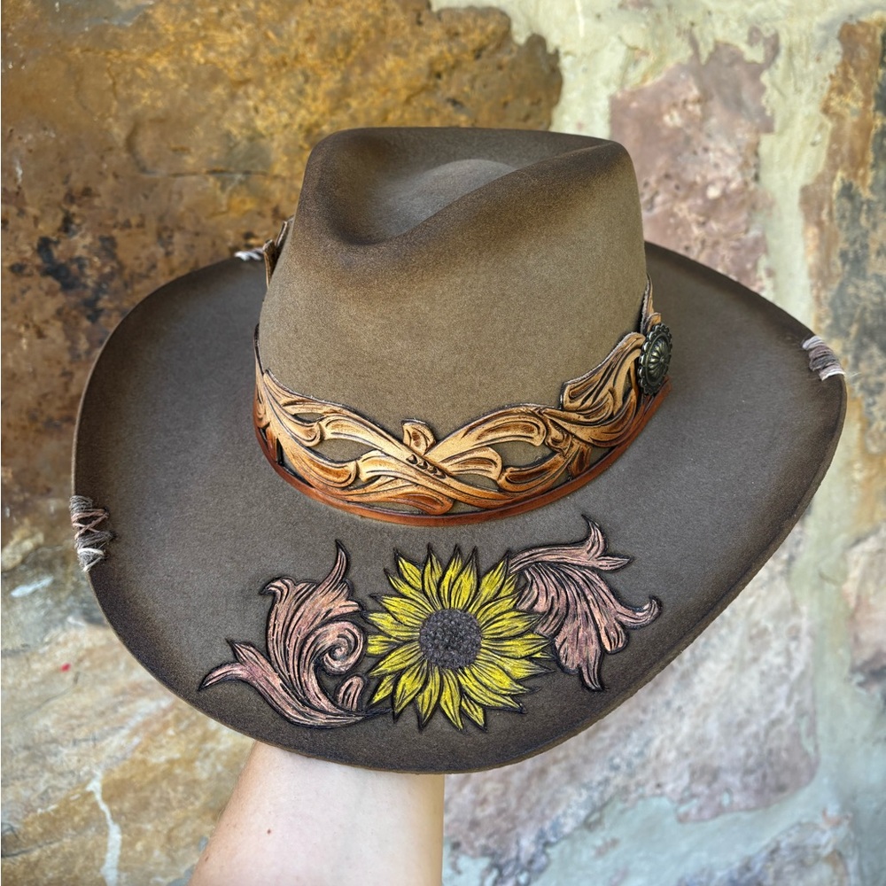SOLD READ BELOW
New Charlie 1 horse Lainey Wilson Hand burned & painted felt hat